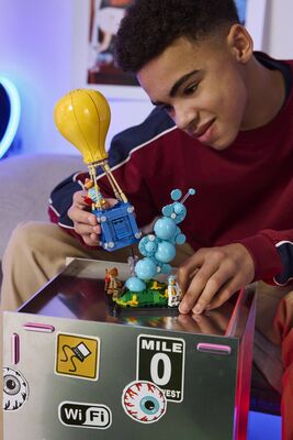 LEGO_77080_Lifestyle_Cons_2.jpg