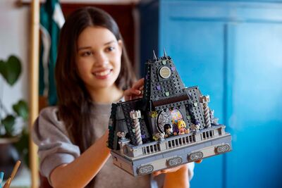 LEGO_76781_Lifestyle_Cons_02.jpg