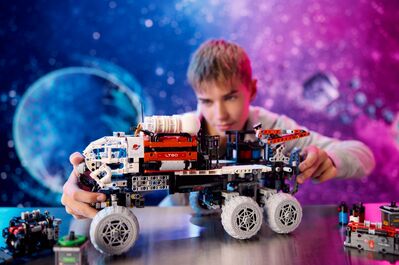 LEGO_42180_Lifestyle_Cons_02_SPACE.jpg