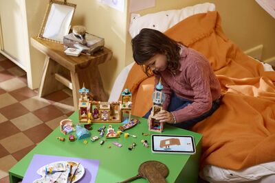 LEGO_43297_Lifestyle_Build.jpg