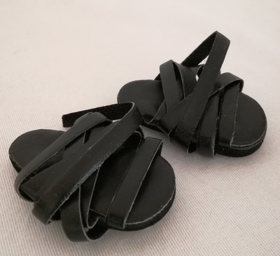63207 SANDALIAS NEGRAS AMIGAS 32 CM.jpg