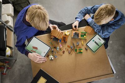LEGO_21596_Lifestyle_Build.jpg