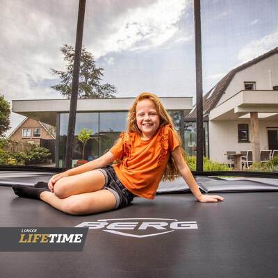 BERG-Trampolin-ULTIM-Favorit-Regular-grey-Action-1.jpg