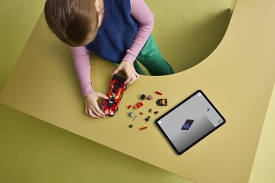 LEGO_77261_Lifestyle_Build.jpg