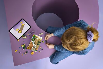 LEGO_42693_Lifestyle_Build.jpg