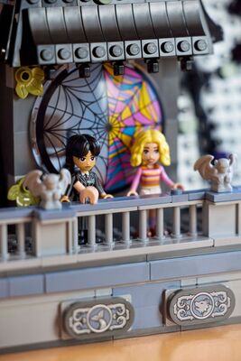 LEGO_76781_Lifestyle_Build_09.jpg