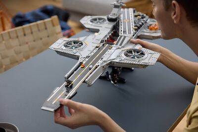 LEGO_76354_Lifestyle_Build_04.jpg