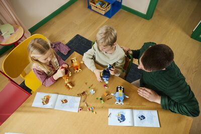 LEGO_11217_Lifestyle_Build.jpg