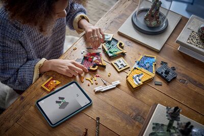 LEGO_76462_Lifestyle_build.jpg