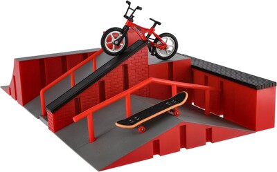 teddies-skatepark-s-rampou-s-kolem-a-se-skateboardem-prstove.jpg