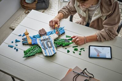 LEGO_43018_Lifestyle_build.jpg
