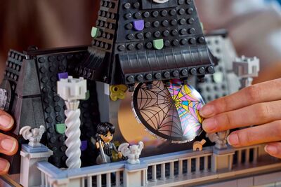 LEGO_76781_Lifestyle_Build_07.jpg