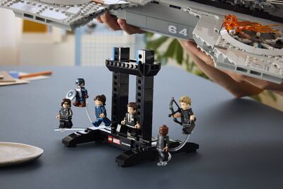 LEGO_76354_Lifestyle_Build_06.jpg