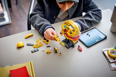 LEGO_43022_Lifestyle_build.jpg