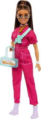 1681549174_youloveit_com_barbie_2023_teresa_jumpsuit_doll4.jpg