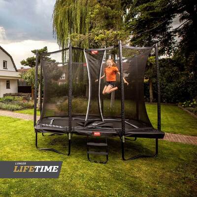 BERG-Trampolin-ULTIM-Favorit-Regular-black-Action-2.jpg