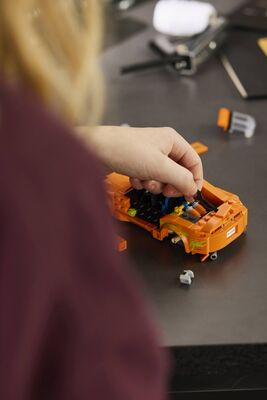 LEGO_77260_Lifestyle_Cons_3.jpg