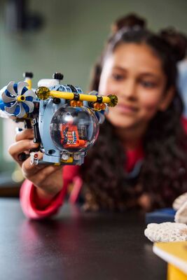 LEGO_42201_Lifestyle_Cons_2_en-gb.jpg