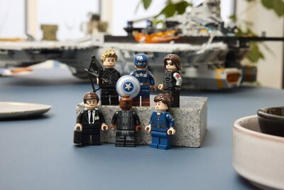 LEGO_76354_Lifestyle_Build_05.jpg