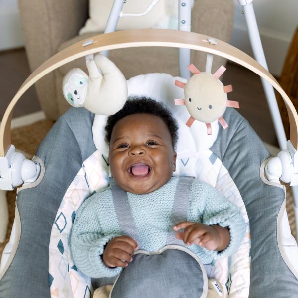 INGENUITY Houpačka houpající hudební Parker™ 0m+, do 9kg