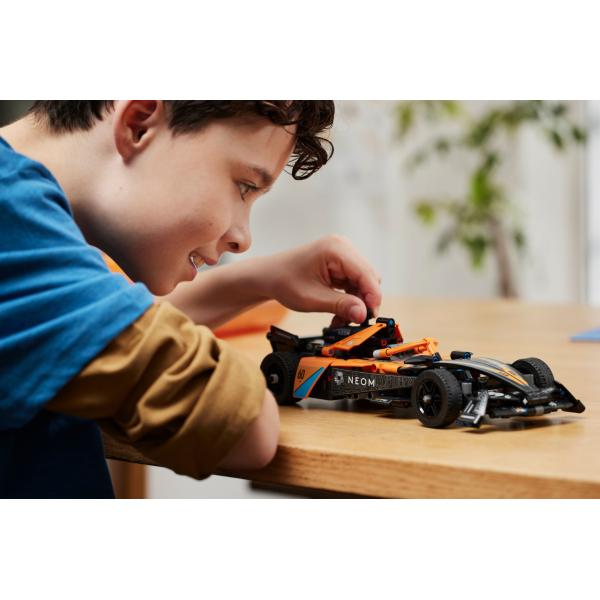 LEGO® Technic 42169 NEOM McLaren Formule E Race Car (obrázek 8)