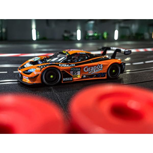 Auto Carrera D132 – 32075 McLaren 720S GT3