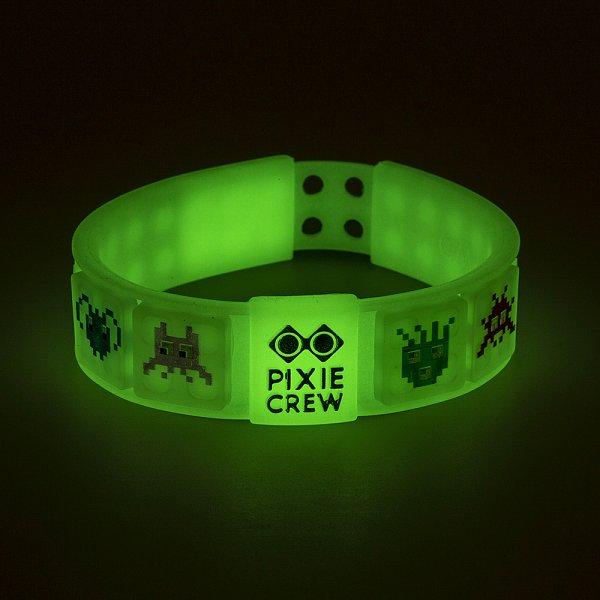 PIXIE CREW Space Invaders Kreativní tematický náramek SVÍTÍCÍ V TMĚ
