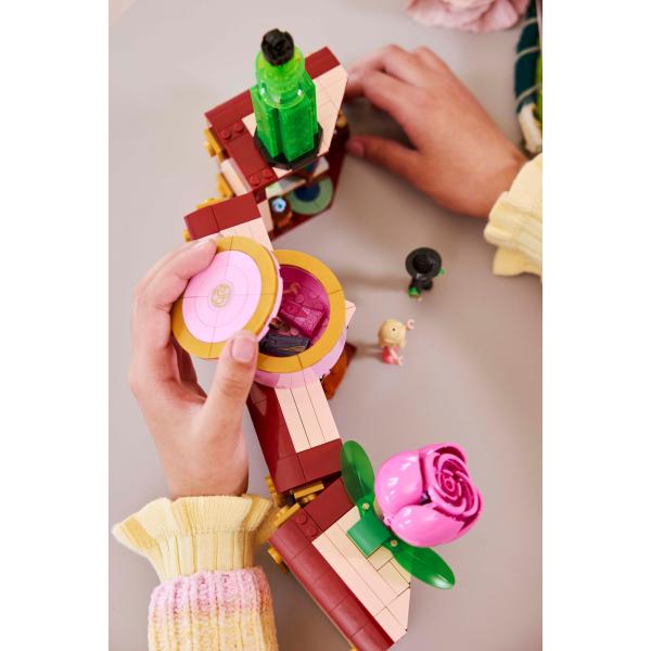 LEGO® Wicked 75683 Studentský internát Glindy a Elphaby (obrázek 11)