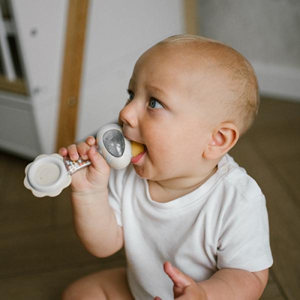 Babyono Chrastítko s kousátkem 3m+ Bee (obrázek 3)