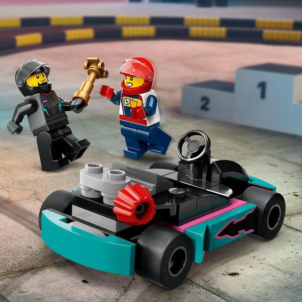 LEGO® City 60400 Motokáry a závodníci (obrázek 8)