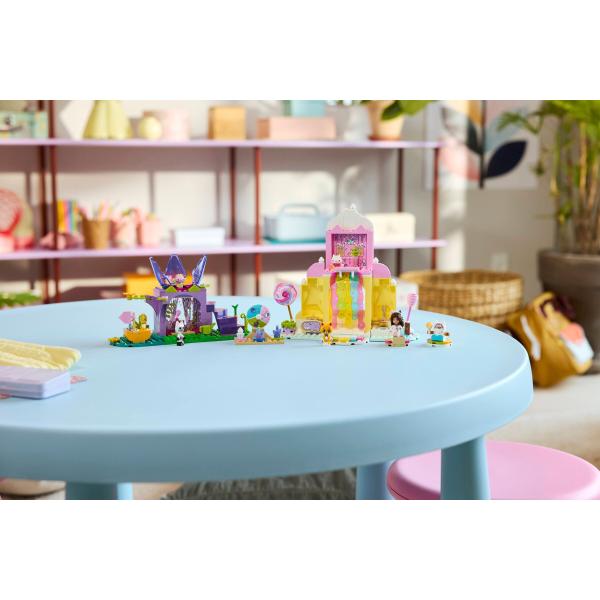 LEGO® Gabby's Dollhouse 11205 Sladká hora pokušení a Kočičí zahrada (obrázek 10)