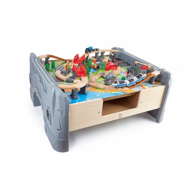 Hape Tavolo Ferroviario Con Treni E Binari - Set Da 70 Pezzi Con Locomotiva A Batteria, Binari In Legno, Passaggio A Livello, Gru Magnetica E Personaggi Per Bambini Dai 3 Anni-image