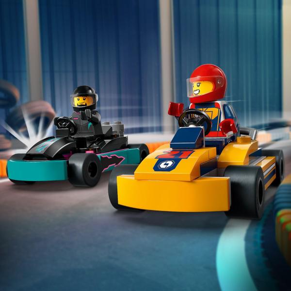 LEGO® City 60400 Motokáry a závodníci (obrázek 6)