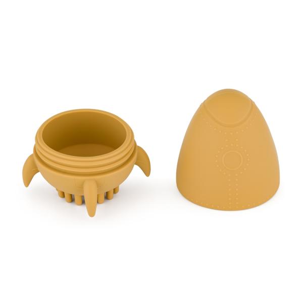 PETITE&MARS Hračka silikonová do vody s kartáčkem Splashy Rocket Intense Ochre 6m+ (obrázek 3)