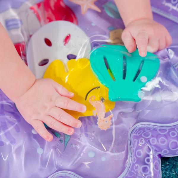 DISNEY BABY Podložka vodní The Little Mermaid Sea Treasures™ 37x45 cm 0m+ (obrázek 4)