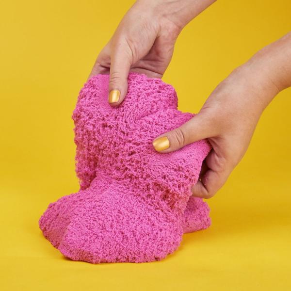 Kinetic Sand balení třpytivého růžového písku 0,9 kg (obrázek 3)