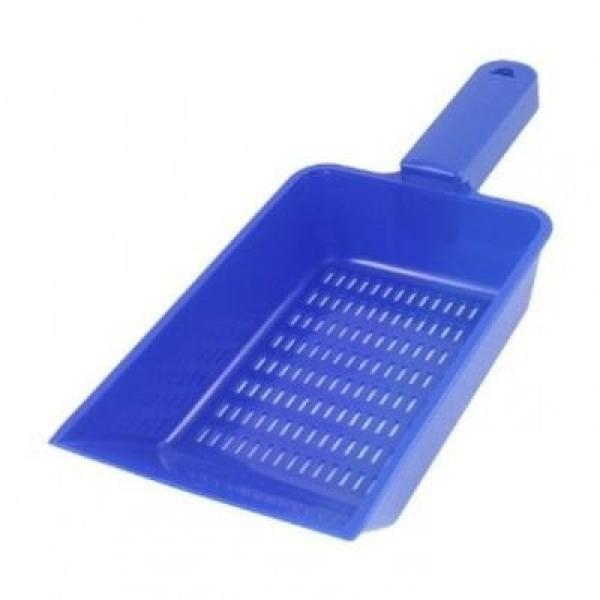 Dierovaná lopatka na vybrání písku s vodou