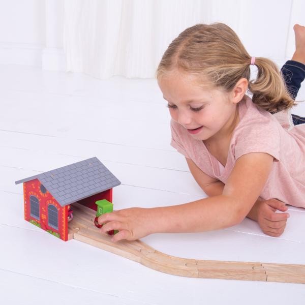 Bigjigs Rail Cihlové depo pro dva vláčky (obrázek 3)