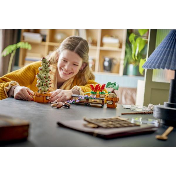 LEGO® Harry Potter™ 76474 Bradavice: Rostliny z bylinkářství (obrázek 8)