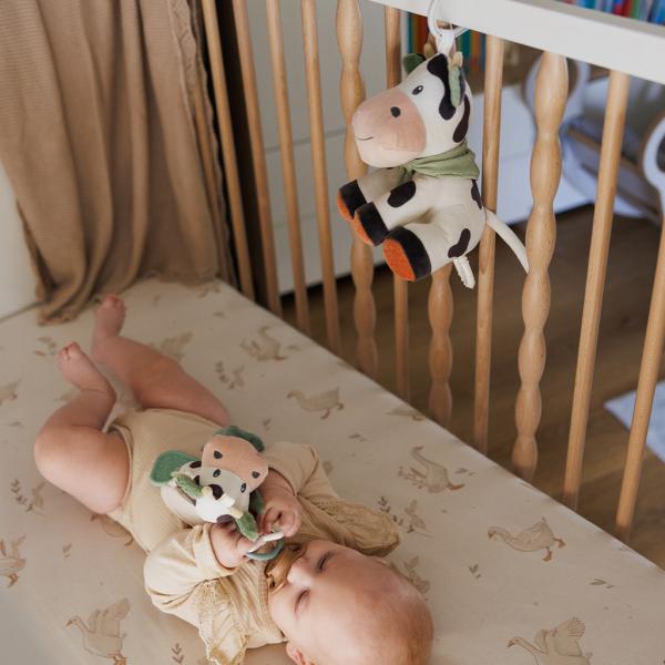 BABYONO Hračka hudební na C-kroužku Cow Bingo 0m+ (obrázek 4)
