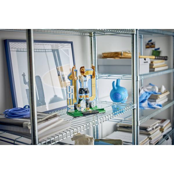LEGO® Editions 43015 Lionel Messi – Fotbalová legenda (obrázek 9)