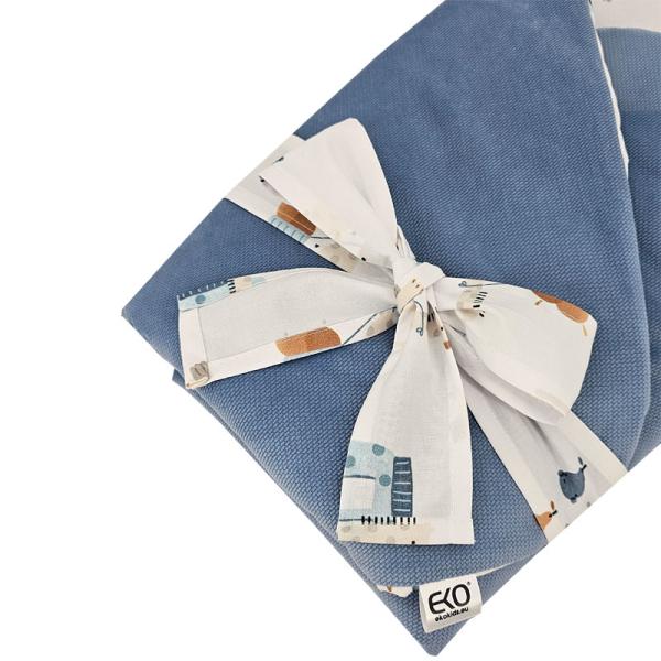 EKO Zavinovačka bavlněná s Velvet a kokosovým vnitřkem mašle Giraffe blue 75×75 cm