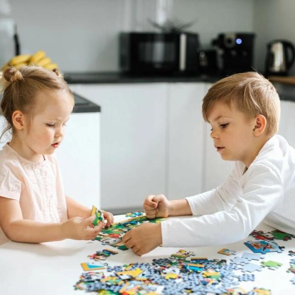 Trefl Puzzle 2x24 Medvídek Pú / Den na zahradě (obrázek 5)