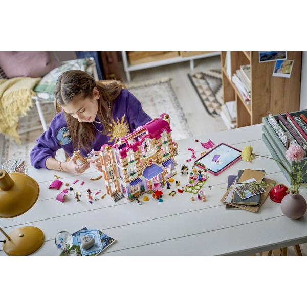 LEGO® Friends 42704 Grandhotel v městečku Heartlake (obrázek 11)