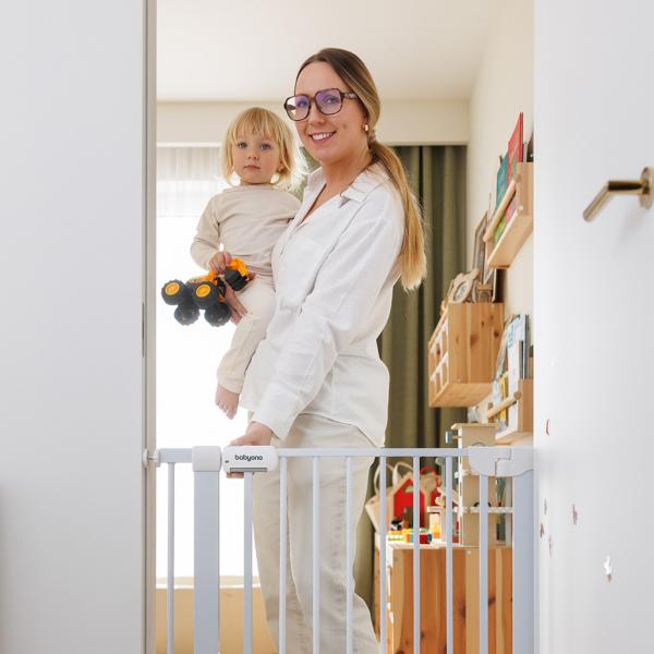 BABYONO Bezpečnostní zábrana na schody a dveře 75–96 cm, dětská i pro psy, bez vrtání (obrázek 5)