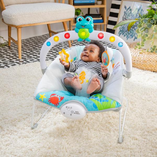 BABY EINSTEIN Lehátko hudební vibrační se světýlky Kick to It Neptune do 9 kg (obrázek 7)