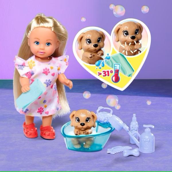 Panenka Evička koupe pejska