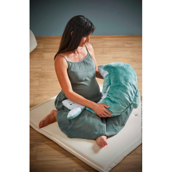 Kaloo Petit Calme Podpůrný polštář s levandulí pro maminku a miminko Delfín 60 cm (obrázek 4)
