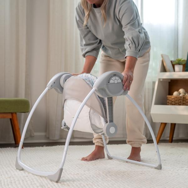 INGENUITY Houpačka konvertibilní cestovní s melodií Endless Blooms™ 0m+, do 9kg (obrázek 3)