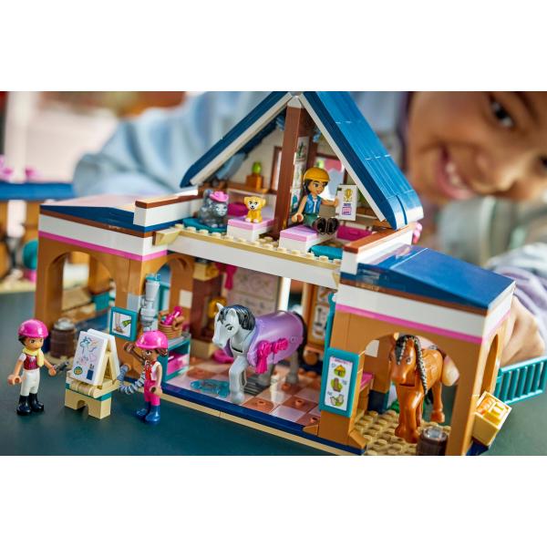 LEGO® Friends 42688 Koňská stáj a jezdecká akademie